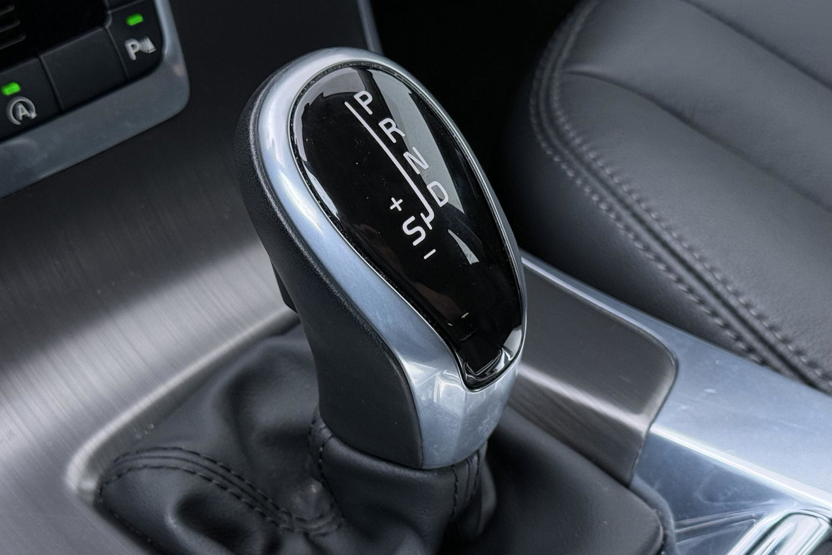 Volvo V60 Cross Country 2.0 T5 Summum | Dual Xenon | Trekhaak | Navigatie | Stoelverwarming | Leder | Parkeersensoren | 17 Inch