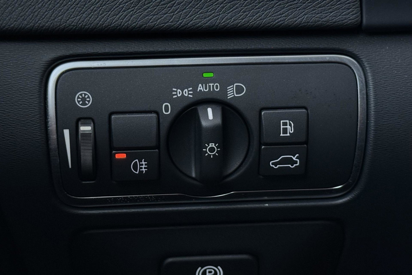 Volvo V60 Cross Country 2.0 T5 Summum | Dual Xenon | Trekhaak | Navigatie | Stoelverwarming | Leder | Parkeersensoren | 17 Inch