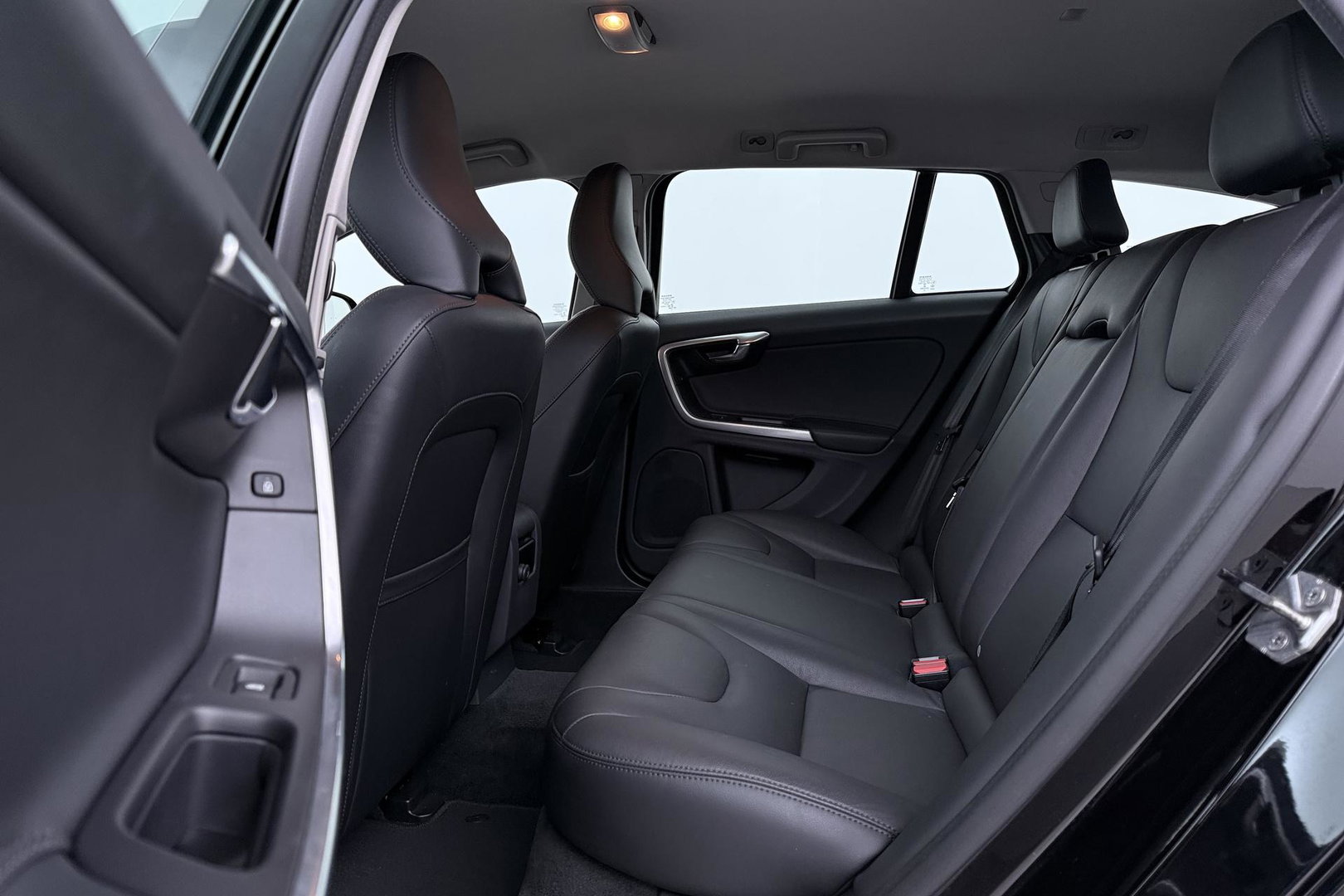 Volvo V60 Cross Country 2.0 T5 Summum | Dual Xenon | Trekhaak | Navigatie | Stoelverwarming | Leder | Parkeersensoren | 17 Inch
