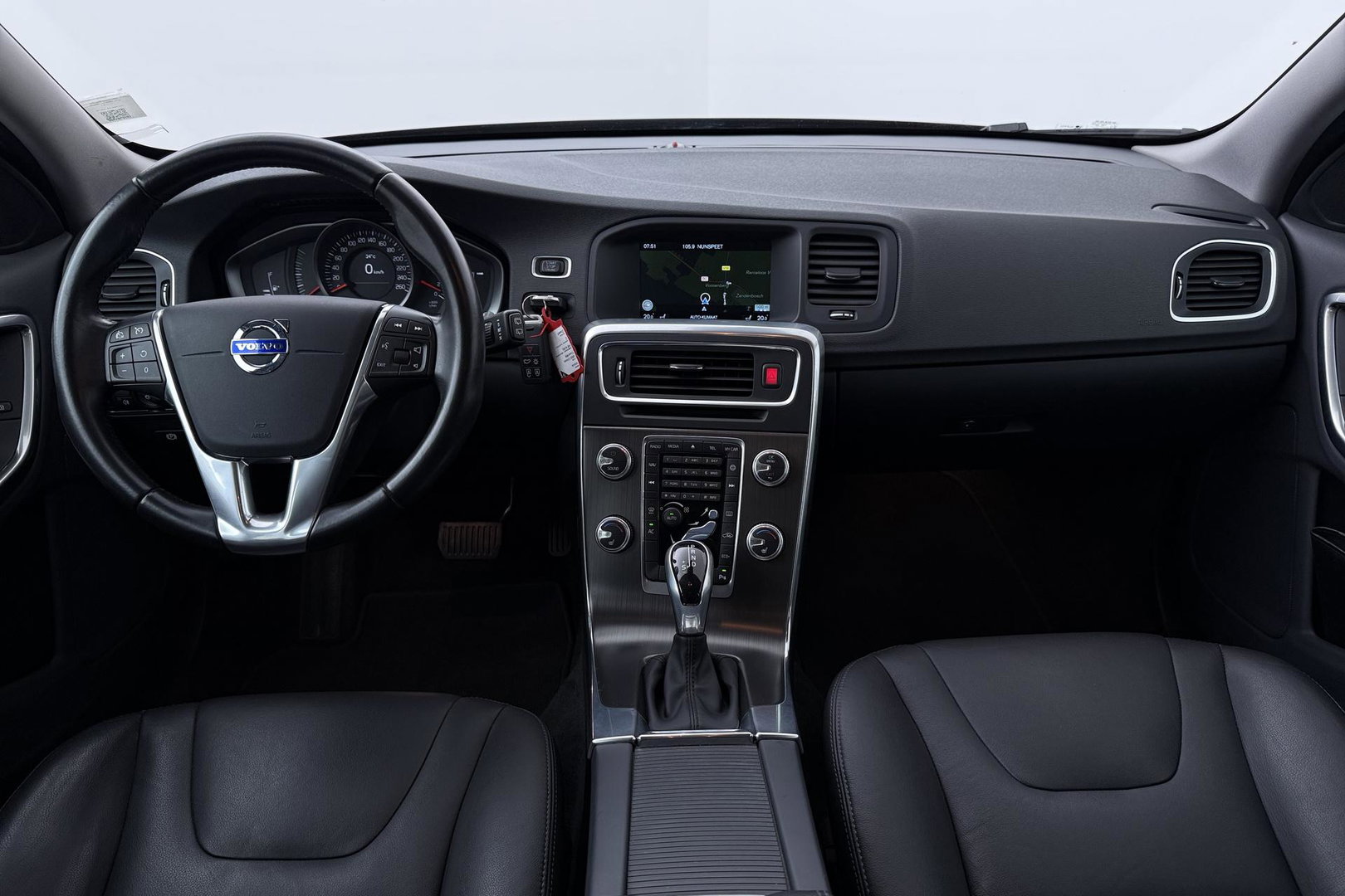 Volvo V60 Cross Country 2.0 T5 Summum | Dual Xenon | Trekhaak | Navigatie | Stoelverwarming | Leder | Parkeersensoren | 17 Inch