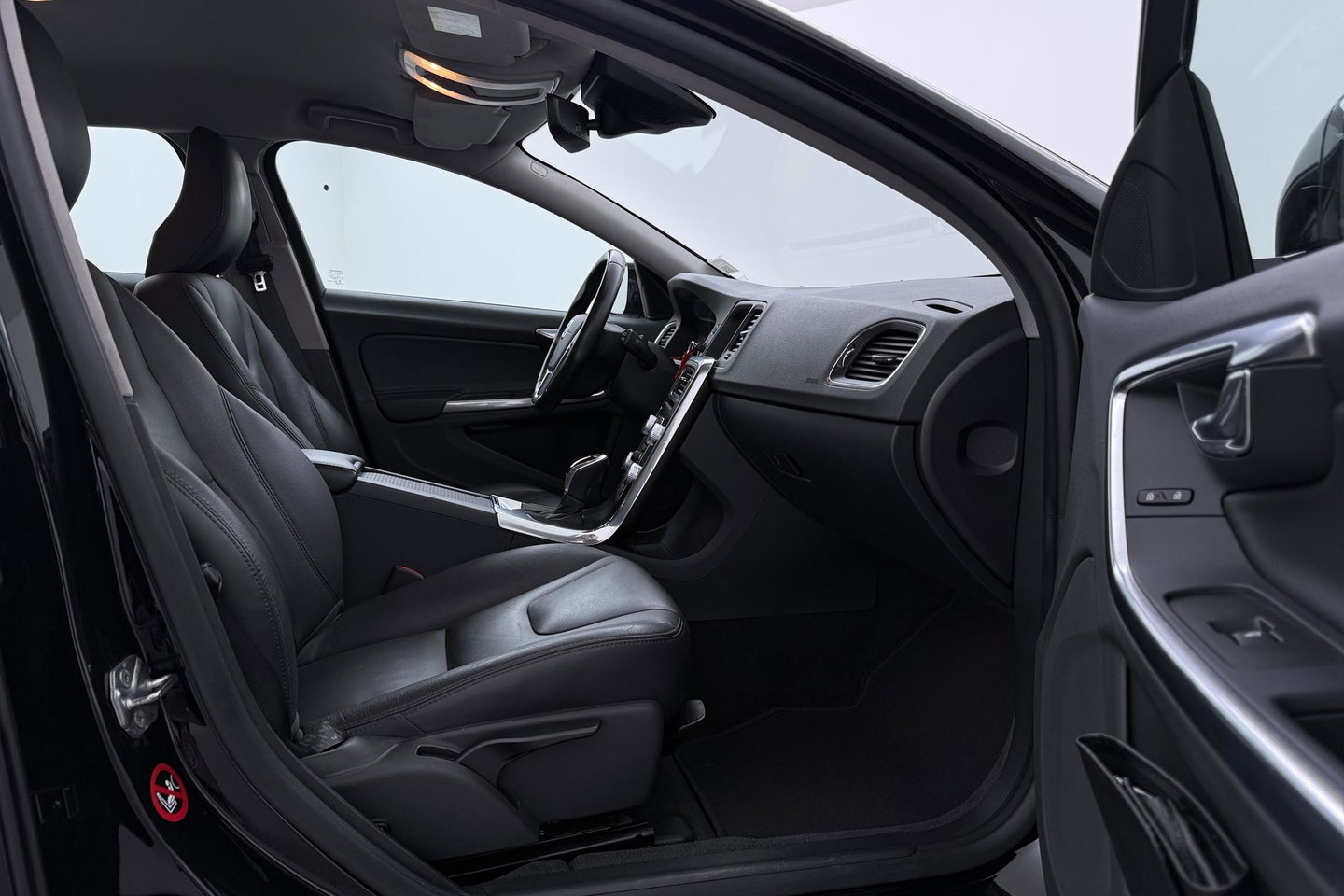 Volvo V60 Cross Country 2.0 T5 Summum | Dual Xenon | Trekhaak | Navigatie | Stoelverwarming | Leder | Parkeersensoren | 17 Inch