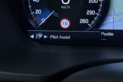 Volvo XC60 Recharge T8 AWD Business Pro | ACC | Panoramadak | 360° Camera | Head-Up | Harman/Kardon | Trekhaak | BLIS | Stoel+Stuurverwarming