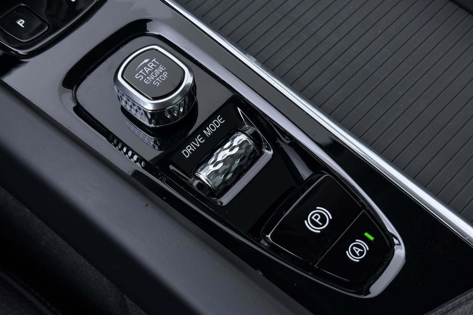 Volvo XC60 Recharge T8 AWD Business Pro | ACC | Panoramadak | 360° Camera | Head-Up | Harman/Kardon | Trekhaak | BLIS | Stoel+Stuurverwarming