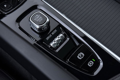 Volvo XC60 Recharge T8 AWD Business Pro | ACC | Panoramadak | 360° Camera | Head-Up | Harman/Kardon | Trekhaak | BLIS | Stoel+Stuurverwarming