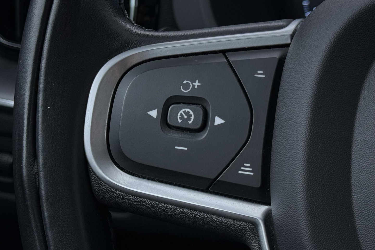 Volvo XC60 Recharge T8 AWD Business Pro | ACC | Panoramadak | 360° Camera | Head-Up | Harman/Kardon | Trekhaak | BLIS | Stoel+Stuurverwarming