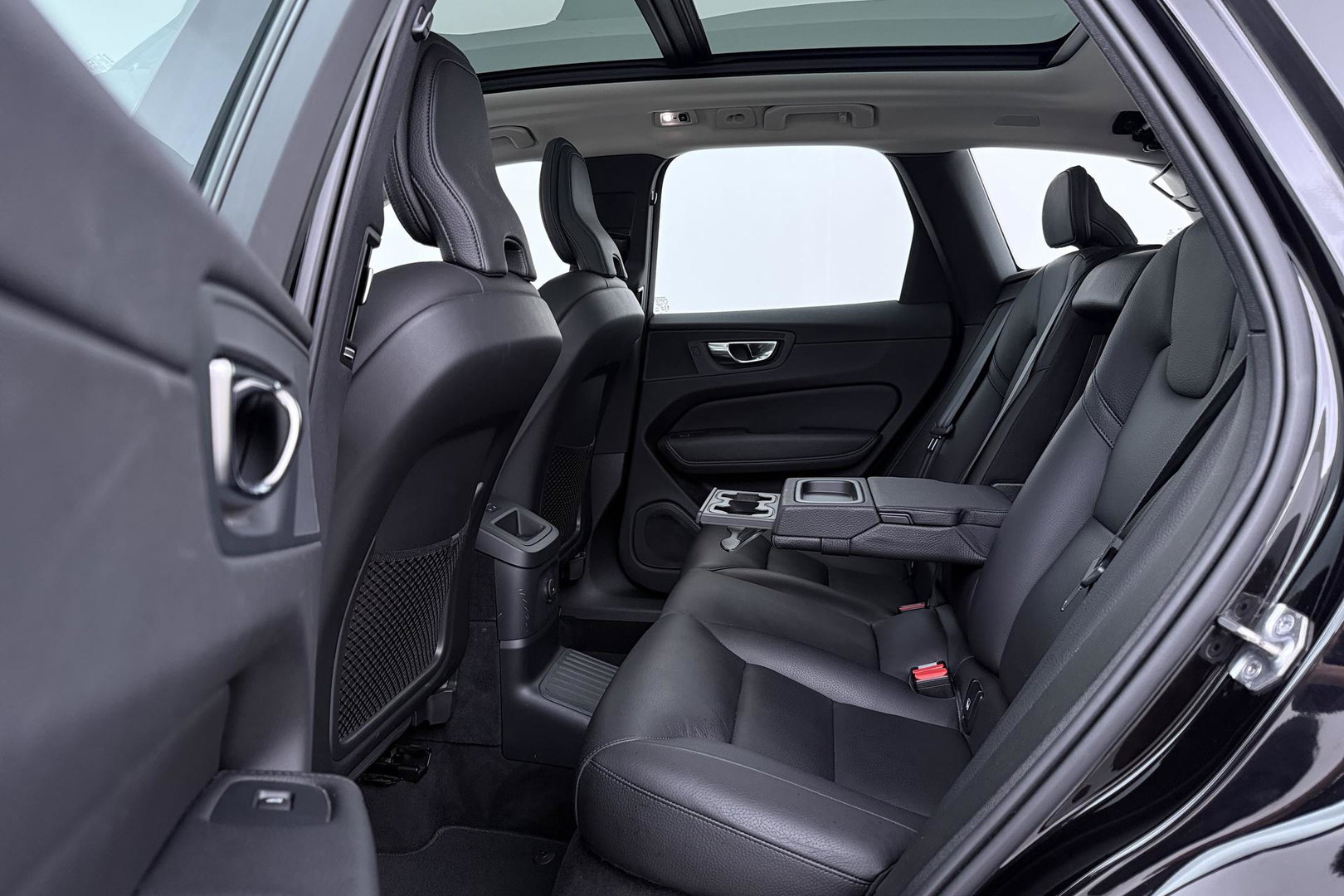 Volvo XC60 Recharge T8 AWD Business Pro | ACC | Panoramadak | 360° Camera | Head-Up | Harman/Kardon | Trekhaak | BLIS | Stoel+Stuurverwarming