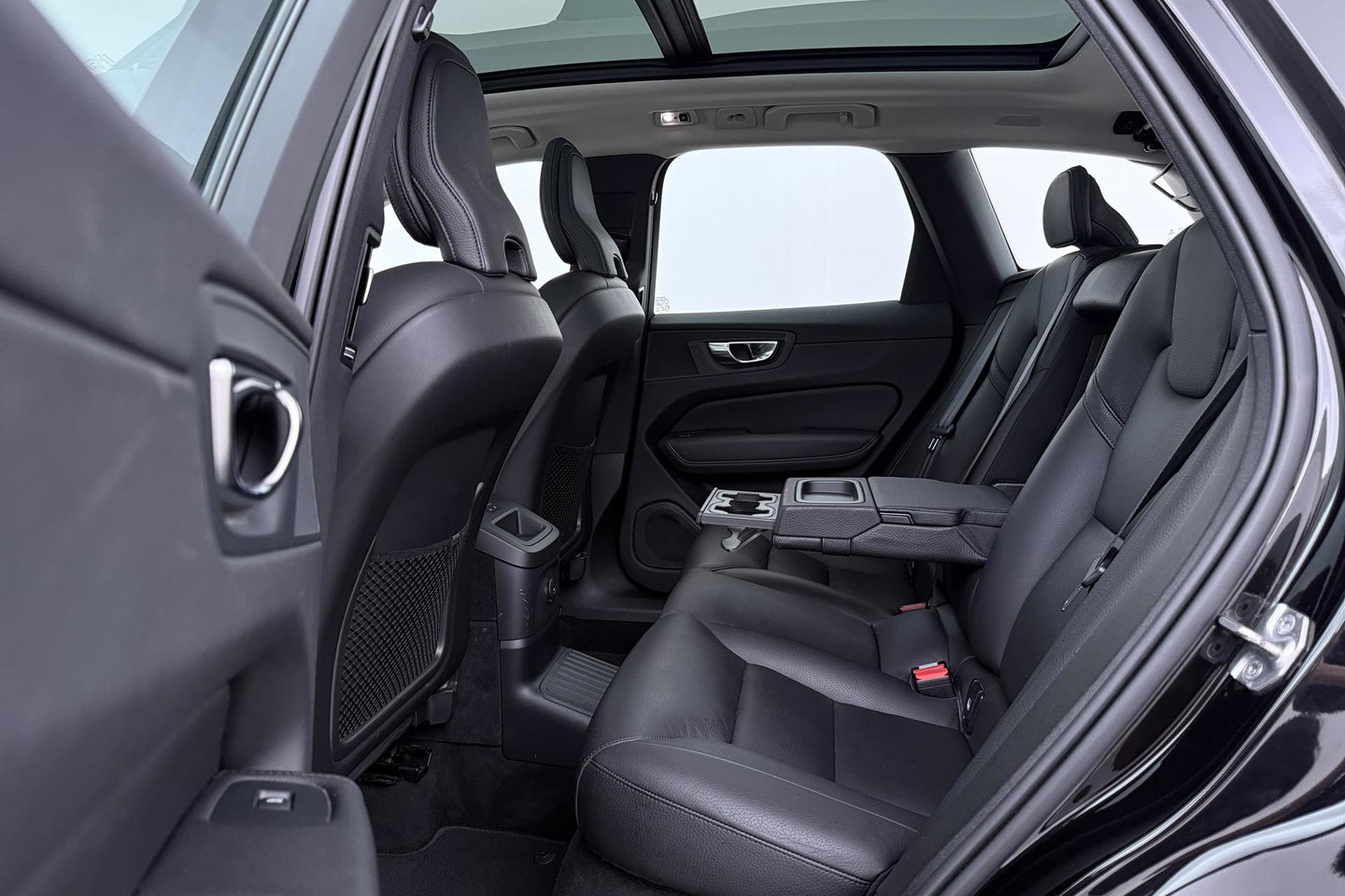 Volvo XC60 Recharge T8 AWD Business Pro | ACC | Panoramadak | 360° Camera | Head-Up | Harman/Kardon | Trekhaak | BLIS | Stoel+Stuurverwarming