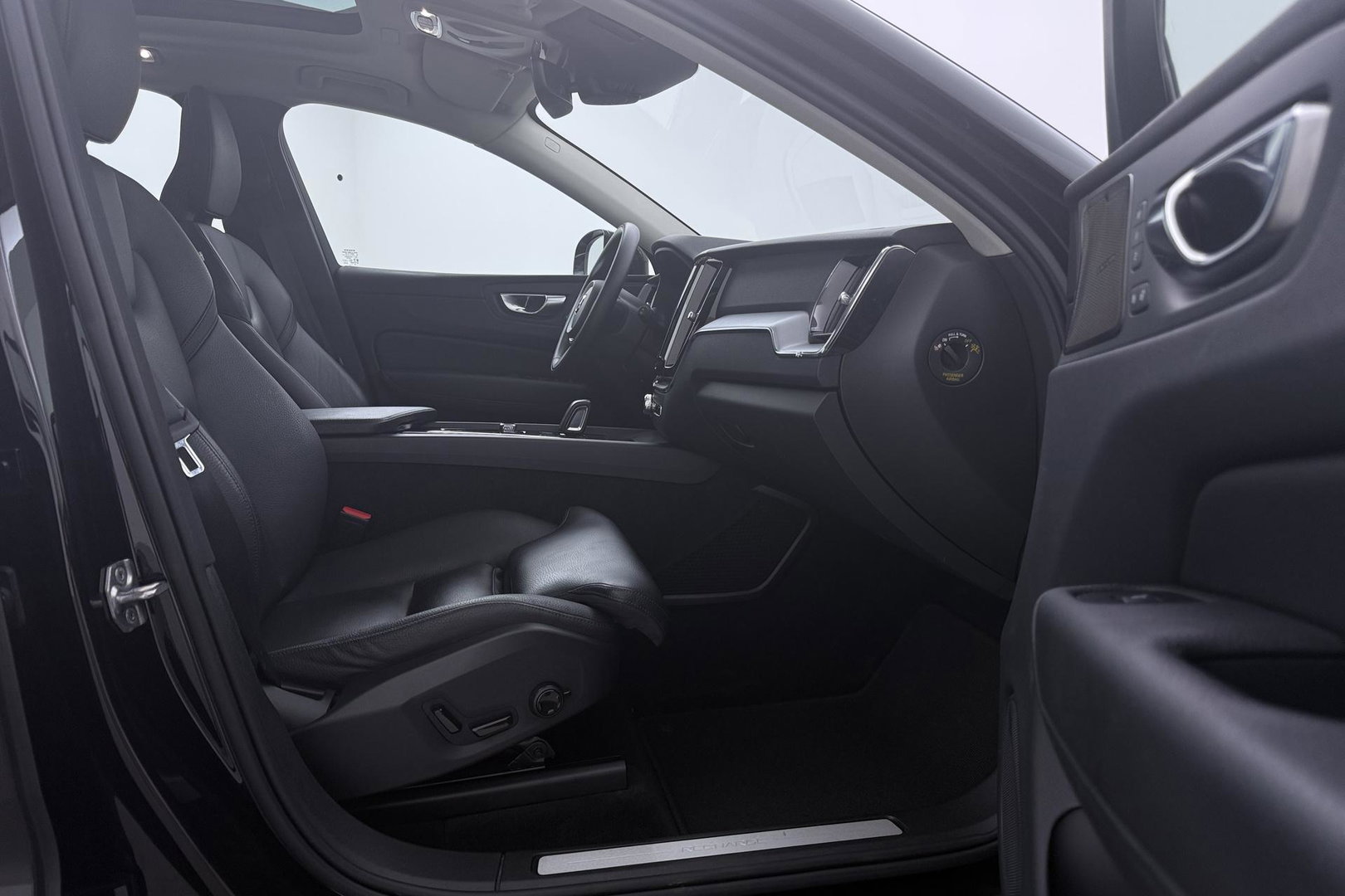 Volvo XC60 Recharge T8 AWD Business Pro | ACC | Panoramadak | 360° Camera | Head-Up | Harman/Kardon | Trekhaak | BLIS | Stoel+Stuurverwarming