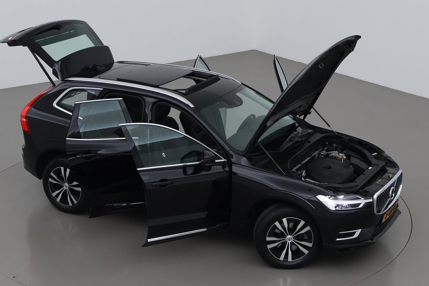 Volvo XC60 Recharge T8 AWD Business Pro | ACC | Panoramadak | 360° Camera | Head-Up | Harman/Kardon | Trekhaak | BLIS | Stoel+Stuurverwarming