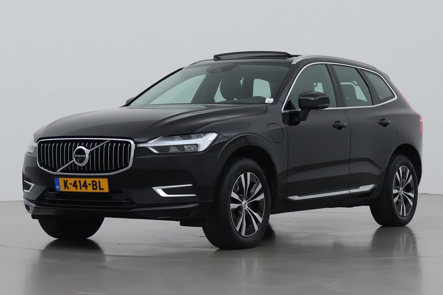 Volvo XC60 Recharge T8 AWD Business Pro | ACC | Panoramadak | 360° Camera | Head-Up | Harman/Kardon | Trekhaak | BLIS | Stoel+Stuurverwarming