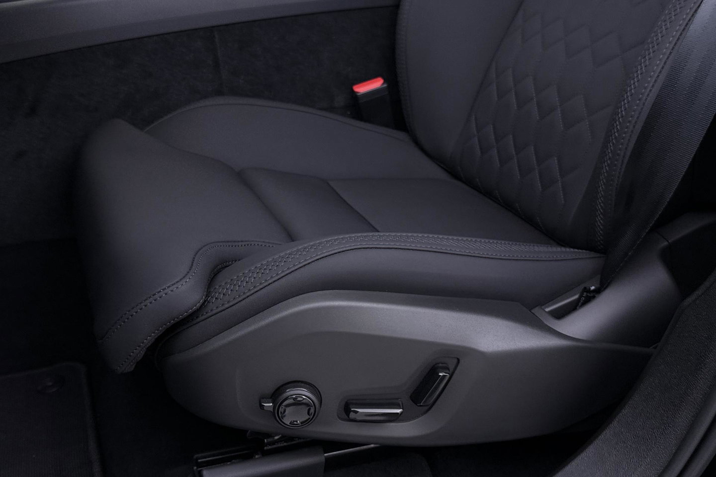 Volvo XC60 T8 Plug-in hybrid Plus Dark | ACC | Harman/Kardon | 360° Camera | Stoel+Stuurverwarming | BLIS | Memory