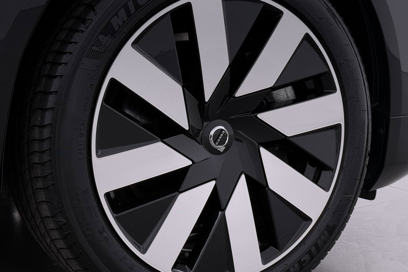 Volvo V90 T8 Plug-in hybrid Plus Dark | ACC | 360° Camera | Harman/Kardon | Keyless | Stoel+Stuurverwarming | 19 Inch