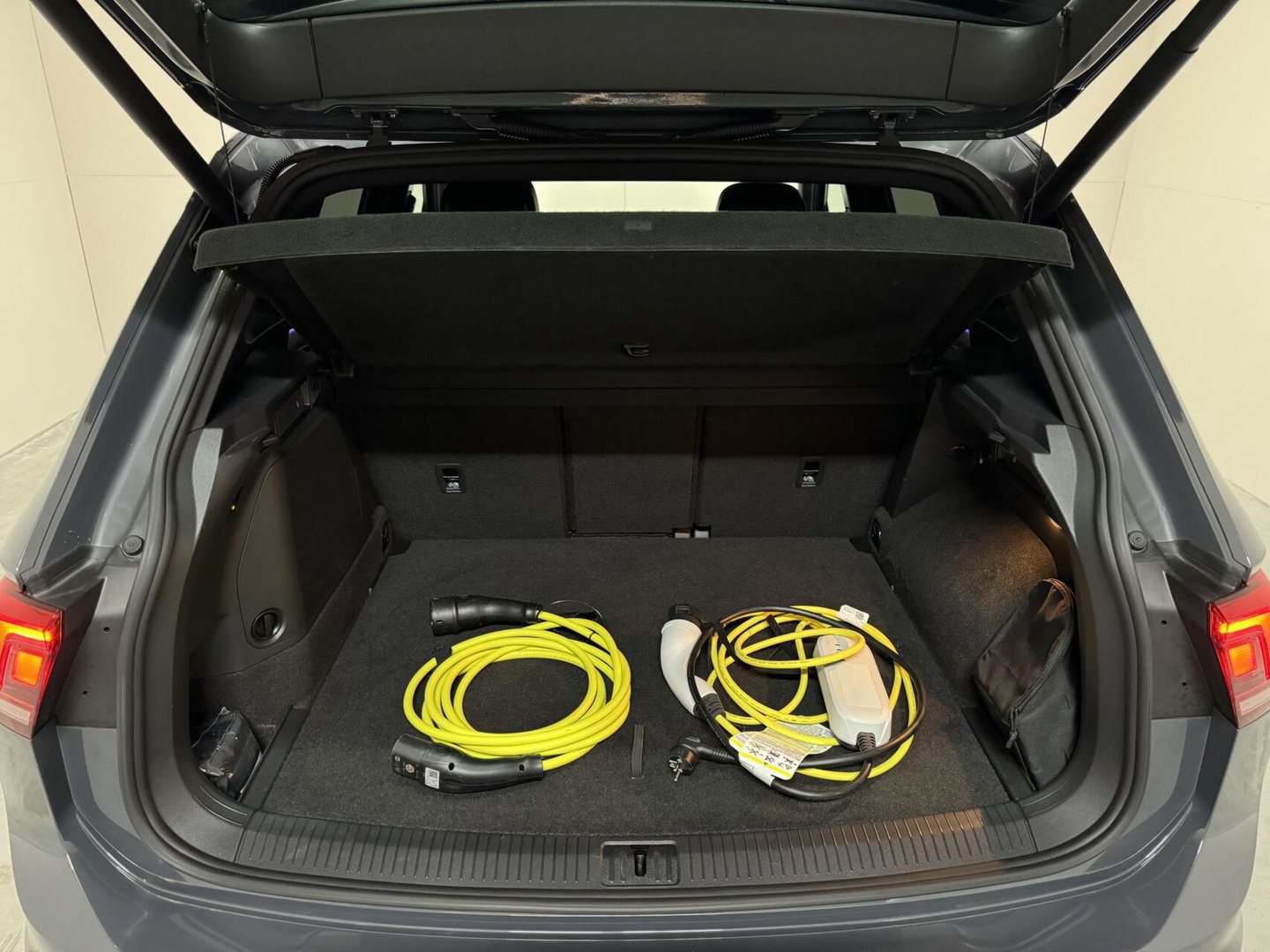 Volkswagen Tiguan 1.4 TSI eHybrid Black Style R-Line Pano Sfeer Camera NAP