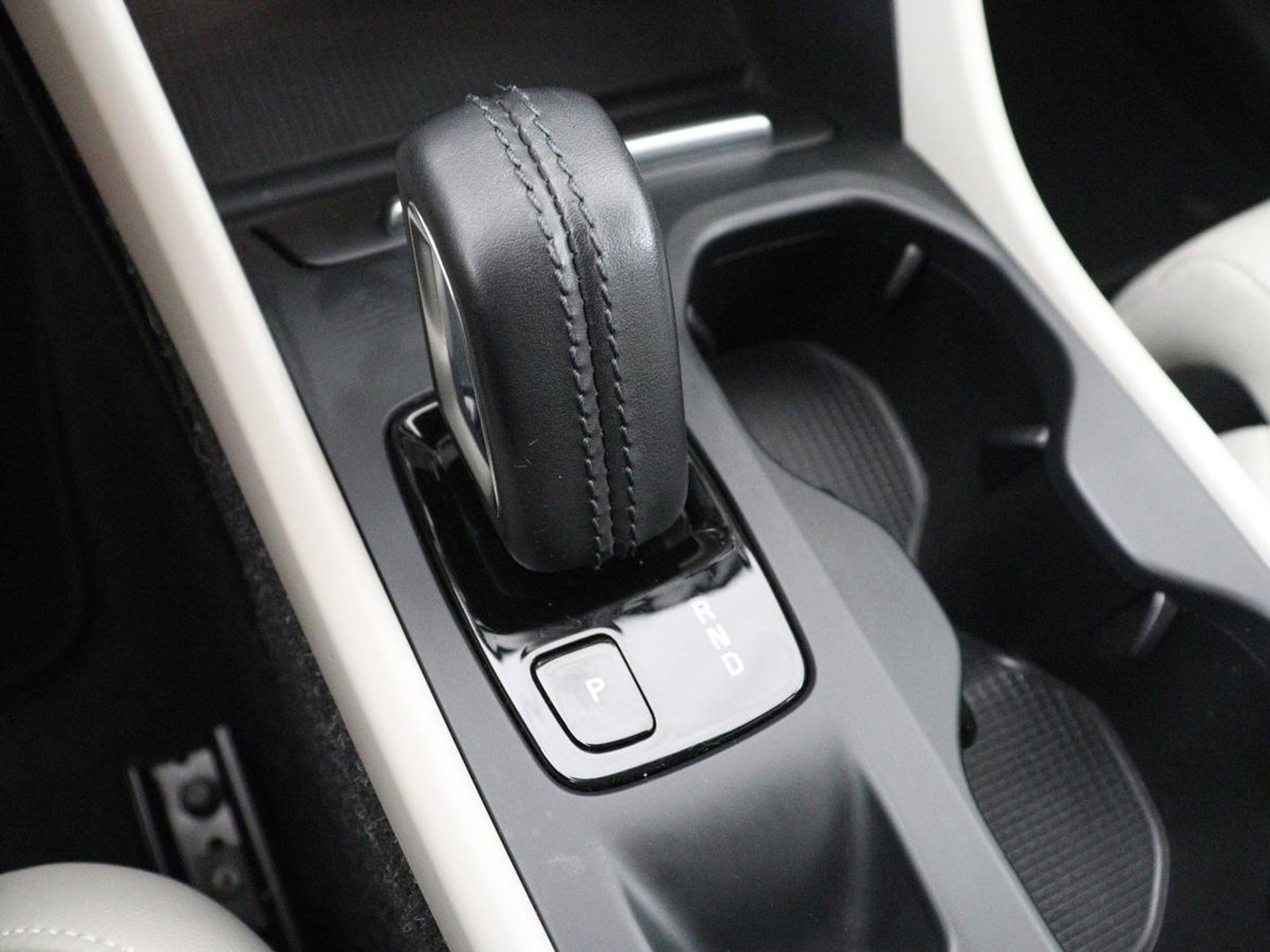 Volvo XC40 1.5 T5 Recharge Business Pro | SOH 89,2% | Leder | Memory | Stuur/stoel verwarming | Cruise control | Caplay | Park assist | Elektrische achterklep | Trekhaak