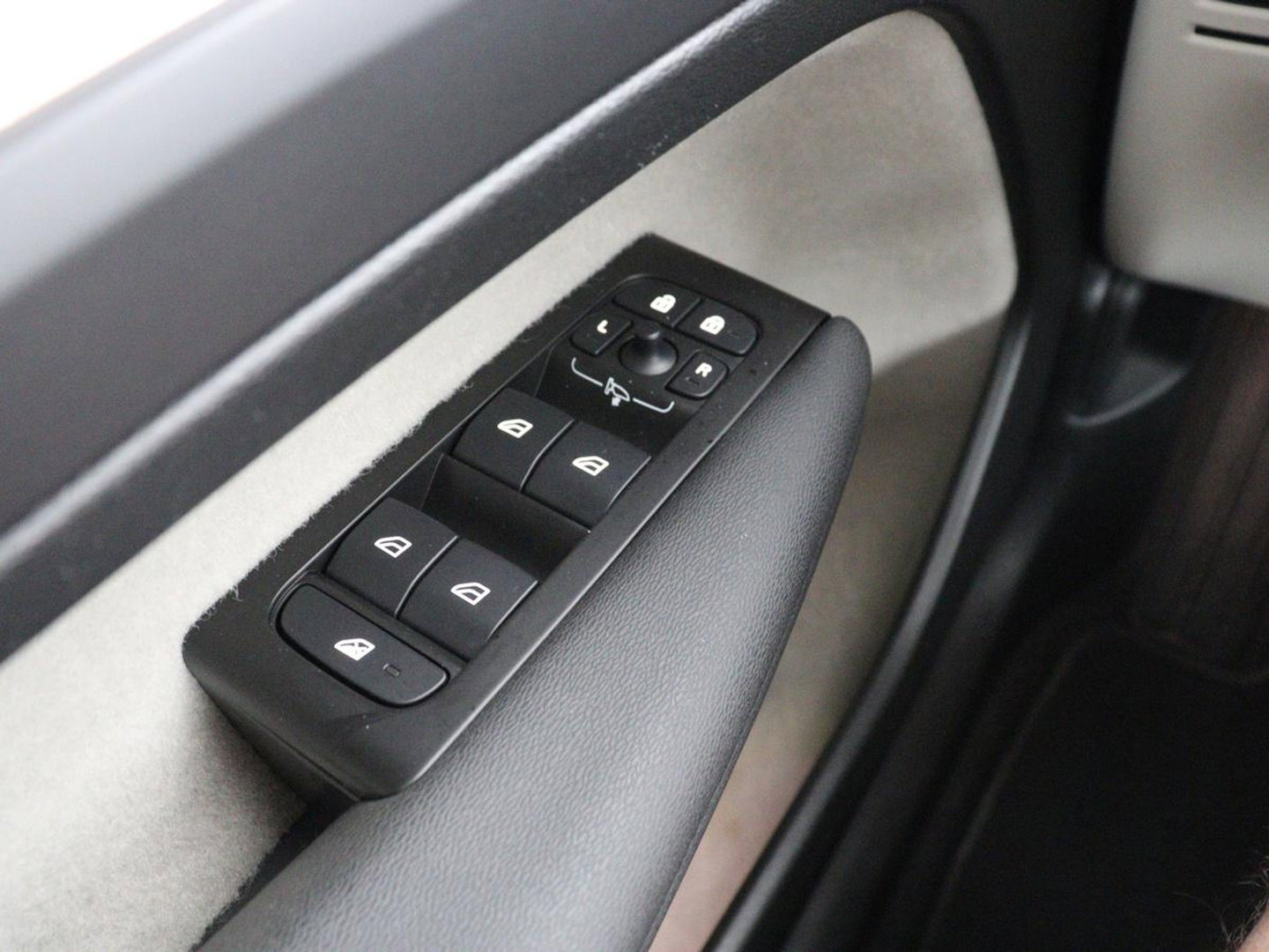 Volvo XC40 1.5 T5 Recharge Business Pro | SOH 89,2% | Leder | Memory | Stuur/stoel verwarming | Cruise control | Caplay | Park assist | Elektrische achterklep | Trekhaak