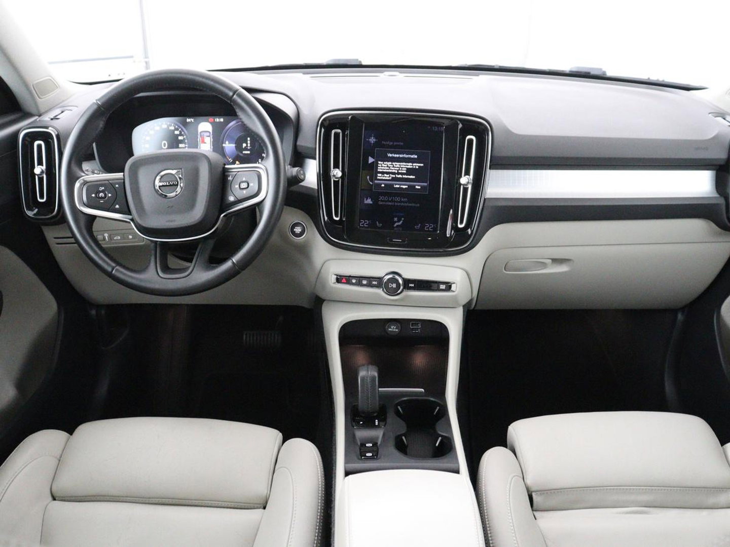 Volvo XC40 1.5 T5 Recharge Business Pro | SOH 89,2% | Leder | Memory | Stuur/stoel verwarming | Cruise control | Caplay | Park assist | Elektrische achterklep | Trekhaak