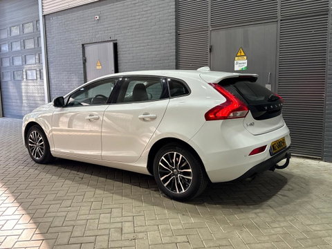 Volvo V40 2.0 T3 Momentum | Trekhaak | Standkachel | LED | Camera | Navigatie | Stoelverwarming | Voorruitverwarming