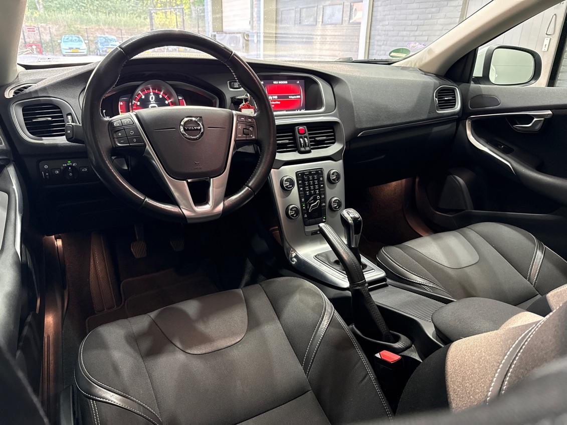 Volvo V40 2.0 T3 Momentum | Trekhaak | Standkachel | LED | Camera | Navigatie | Stoelverwarming | Voorruitverwarming