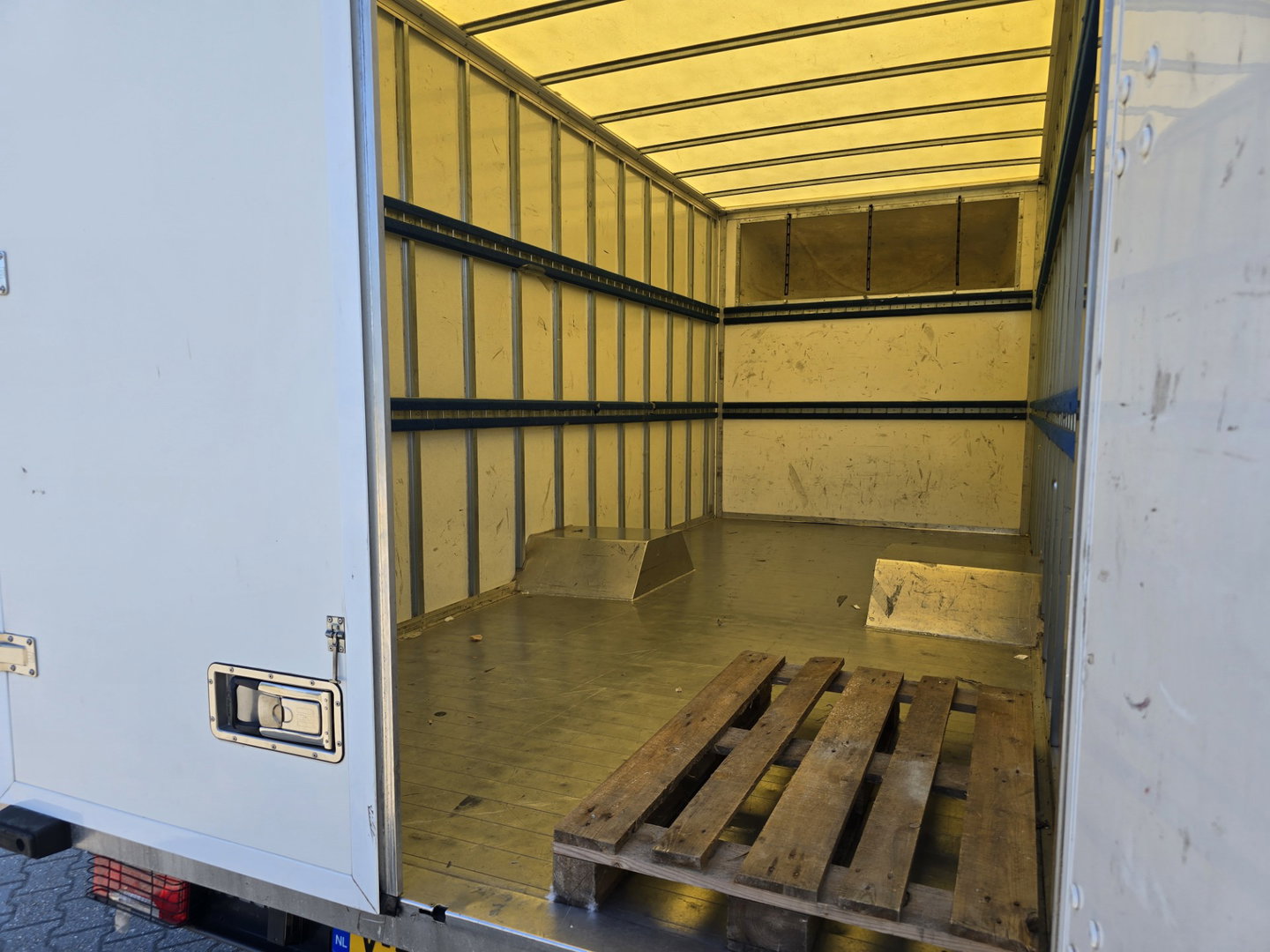 Iveco Daily 35C14V 2.3 410 H2 Camera Airco Cruise Bakwagen Volume dubbel lucht 30 m3