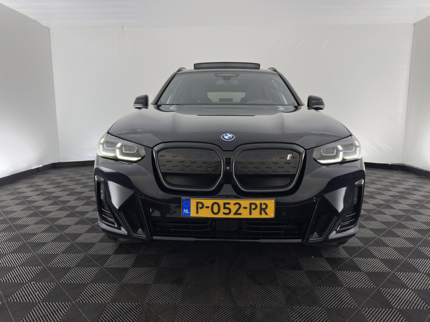BMW iX3 High Executive 80 kWh [3-Fase-11kW] {Soh-100%} (INCL-BTW) Aut. *PANO | LEATHER | ADAPTIVE-CRUISE | FULL-LED | HARMAN/KARDON | BLIND-SPOT | DIGI-COCKPIT | HEATED-COMFORTSEATS | CAMERA | DAB+ | NAVI-FULLMAP | TOWABAR | 20''ALU*
