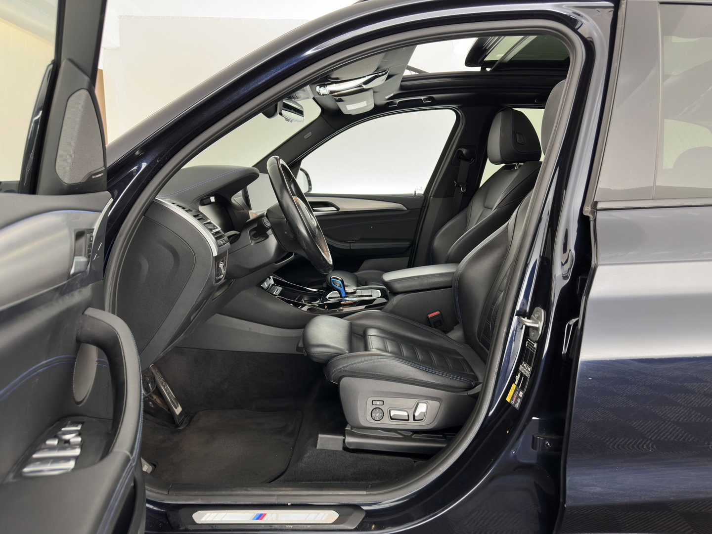BMW iX3 High Executive 80 kWh [3-Fase-11kW] {Soh-100%} (INCL-BTW) Aut. *PANO | LEATHER | ADAPTIVE-CRUISE | FULL-LED | HARMAN/KARDON | BLIND-SPOT | DIGI-COCKPIT | HEATED-COMFORTSEATS | CAMERA | DAB+ | NAVI-FULLMAP | TOWABAR | 20''ALU*