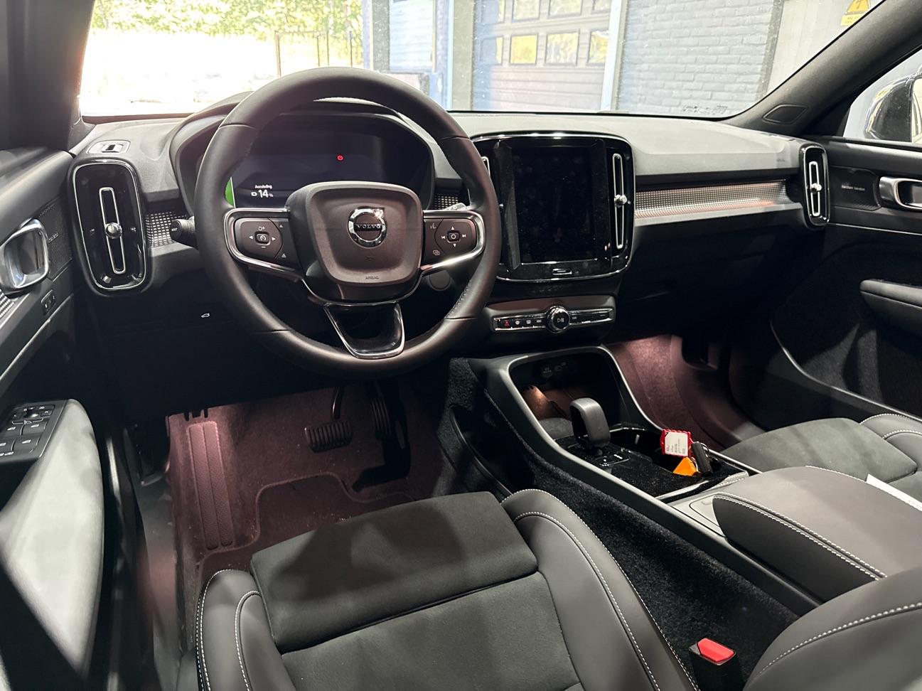 Volvo EX40 Single Motor Extended Range Plus Black Ed. 82 kWh | ACC | 360° Camera | Warmtepomp | Harman/Kardon | Memory | Stoel+Stuurverwarming | 20 Inch