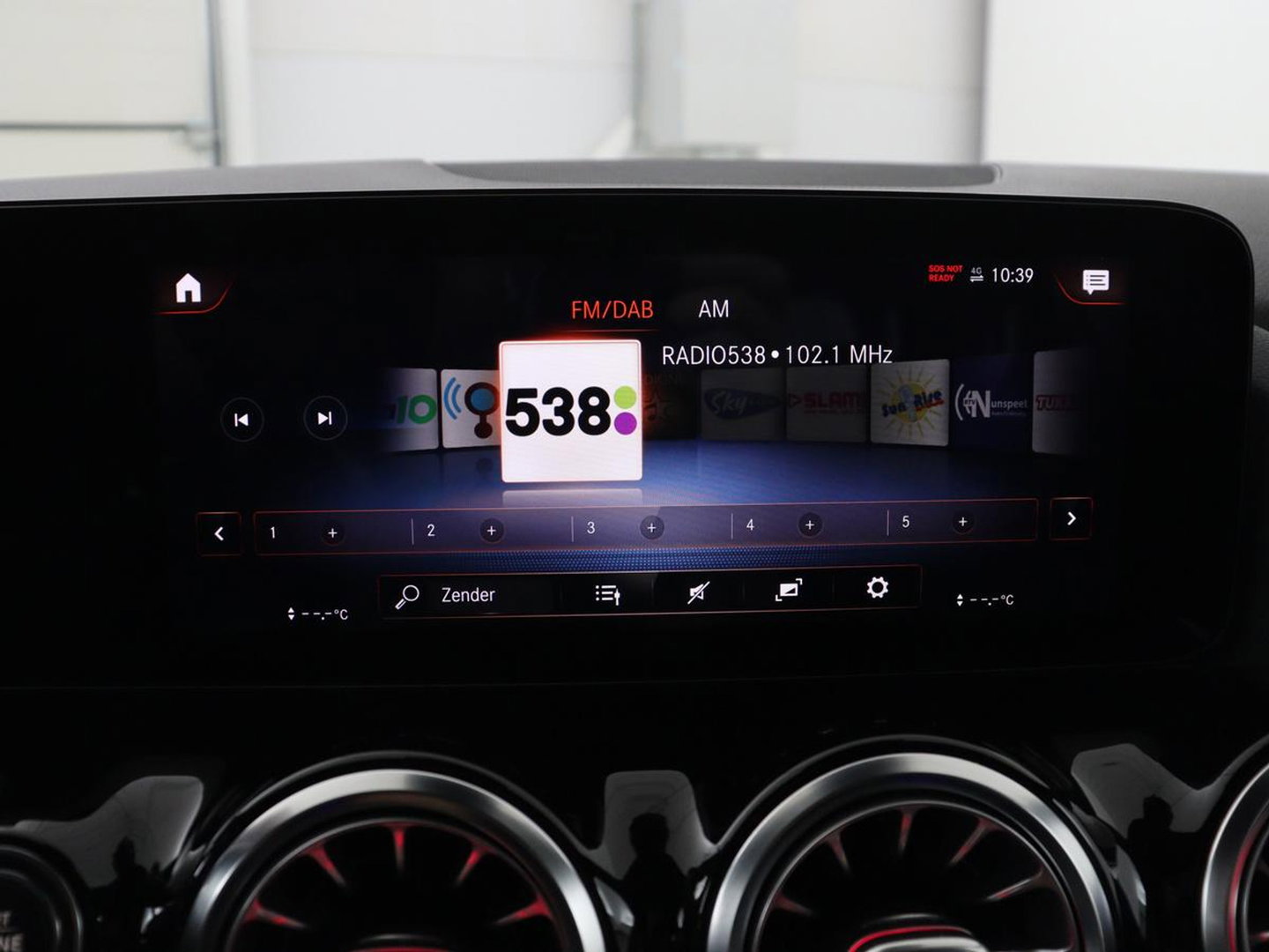 Mercedes-Benz GLA 250 e Business Solution AMG Limited | SOH 95,2% | Leder/alcantara | Stoelverwarming | Carplay | Sfeerverlichting | Cruise control | Camera | Park assist | Trekhaak