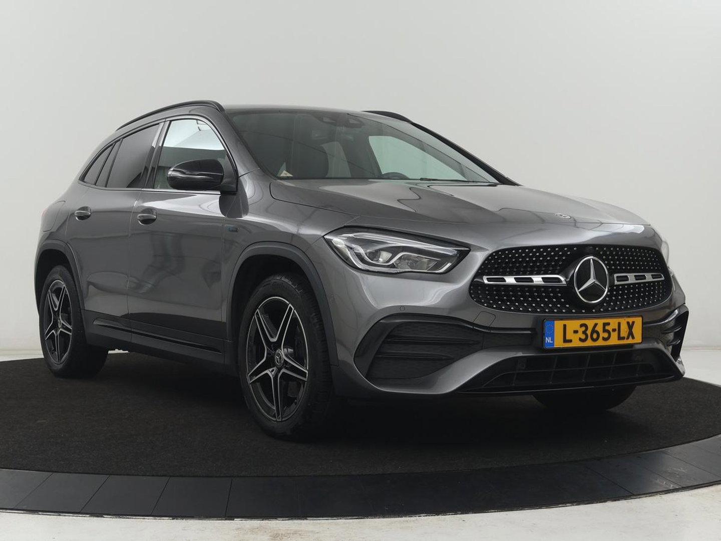 Mercedes-Benz GLA 250 e Business Solution AMG Limited | SOH 95,2% | Leder/alcantara | Stoelverwarming | Carplay | Sfeerverlichting | Cruise control | Camera | Park assist | Trekhaak