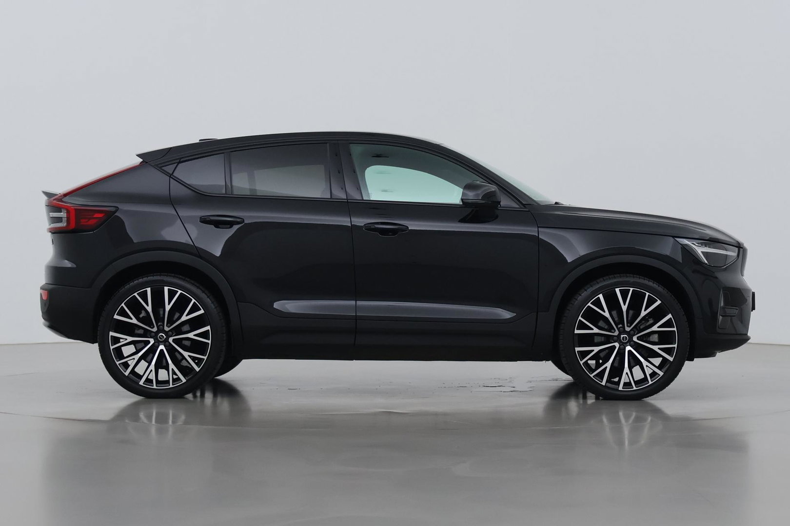 Volvo C40 Recharge Twin Plus 78 kWh | ACC | Panoramadak | Warmtepomp | Trekhaak | BLIS | Keyless | Stoel+Stuurverwarming | 19 inch