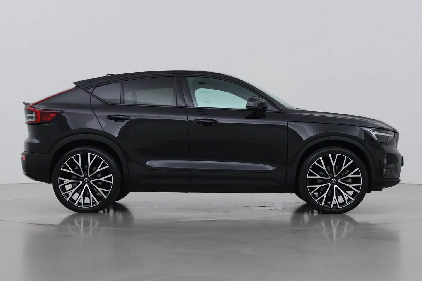 Volvo C40 Recharge Twin Plus 78 kWh | ACC | Panoramadak | Warmtepomp | Trekhaak | BLIS | Keyless | Stoel+Stuurverwarming | 19 inch
