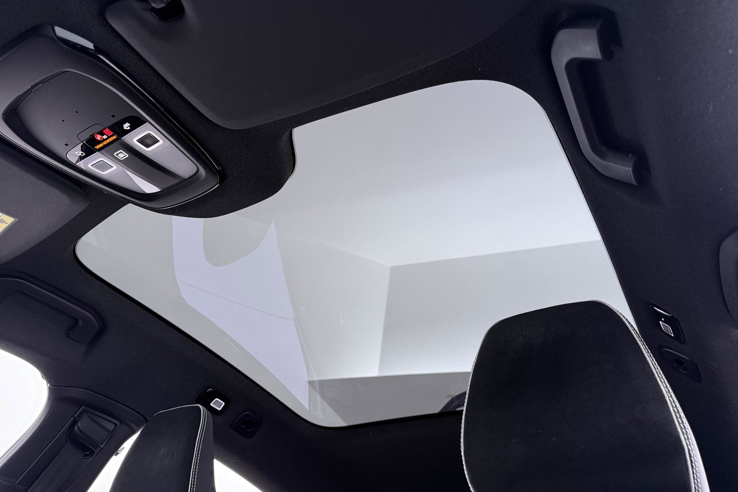 Volvo C40 Recharge Twin Plus 78 kWh | ACC | Panoramadak | Warmtepomp | Trekhaak | BLIS | Keyless | Stoel+Stuurverwarming | 19 inch