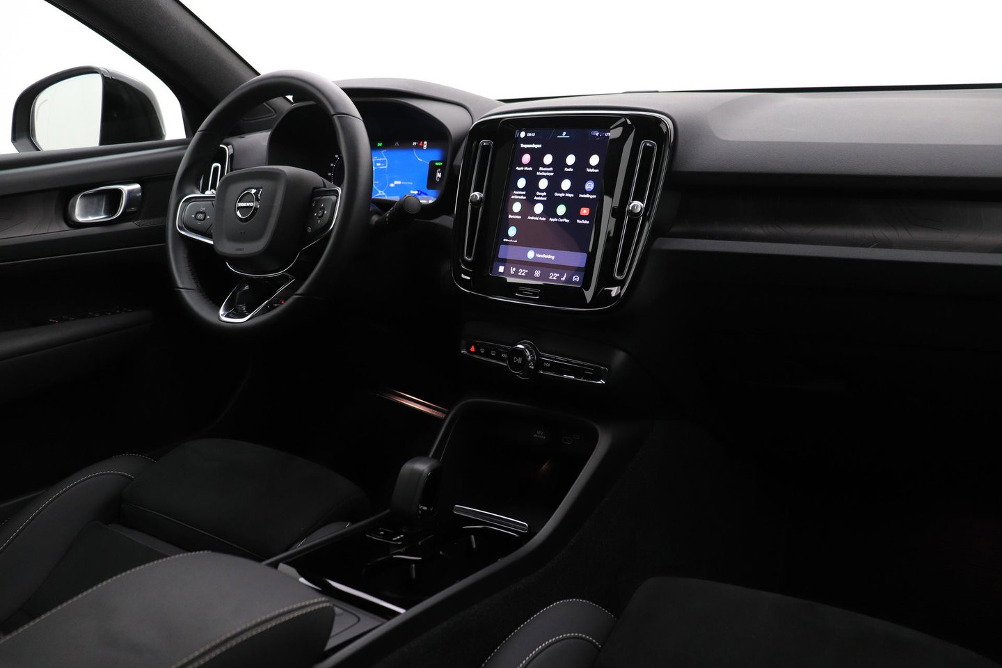 Volvo C40 Recharge Twin Plus 78 kWh | ACC | Panoramadak | Warmtepomp | Trekhaak | BLIS | Keyless | Stoel+Stuurverwarming | 19 inch