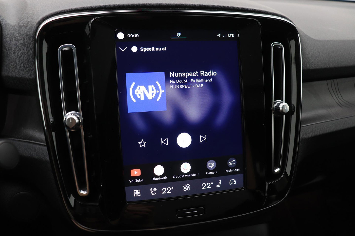 Volvo C40 Recharge Twin Plus 78 kWh | ACC | Panoramadak | Warmtepomp | Trekhaak | BLIS | Keyless | Stoel+Stuurverwarming | 19 inch