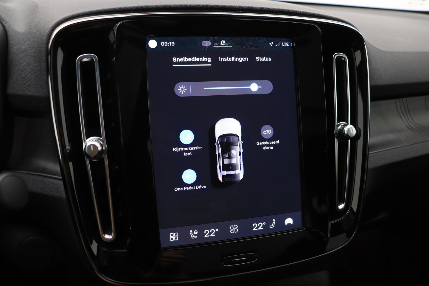 Volvo C40 Recharge Twin Plus 78 kWh | ACC | Panoramadak | Warmtepomp | Trekhaak | BLIS | Keyless | Stoel+Stuurverwarming | 19 inch