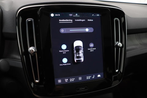 Volvo C40 Recharge Twin Plus 78 kWh | ACC | Panoramadak | Warmtepomp | Trekhaak | BLIS | Keyless | Stoel+Stuurverwarming | 19 inch