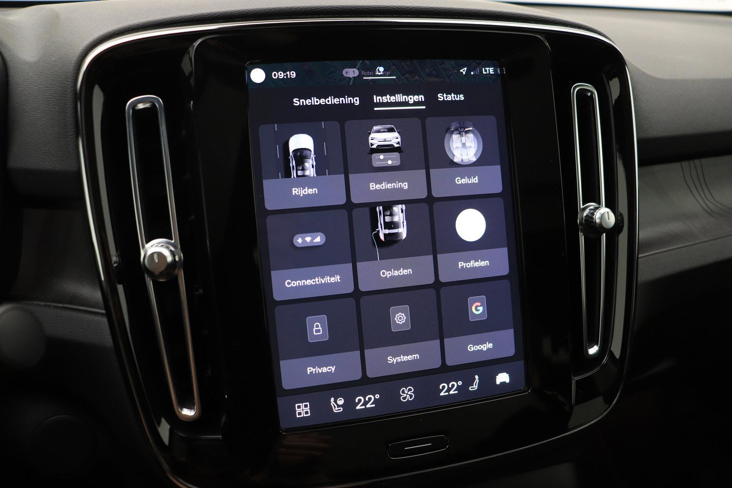 Volvo C40 Recharge Twin Plus 78 kWh | ACC | Panoramadak | Warmtepomp | Trekhaak | BLIS | Keyless | Stoel+Stuurverwarming | 19 inch