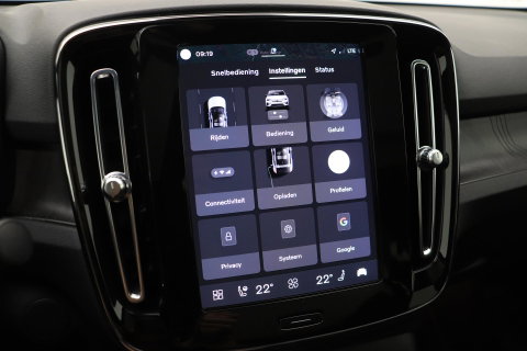 Volvo C40 Recharge Twin Plus 78 kWh | ACC | Panoramadak | Warmtepomp | Trekhaak | BLIS | Keyless | Stoel+Stuurverwarming | 19 inch