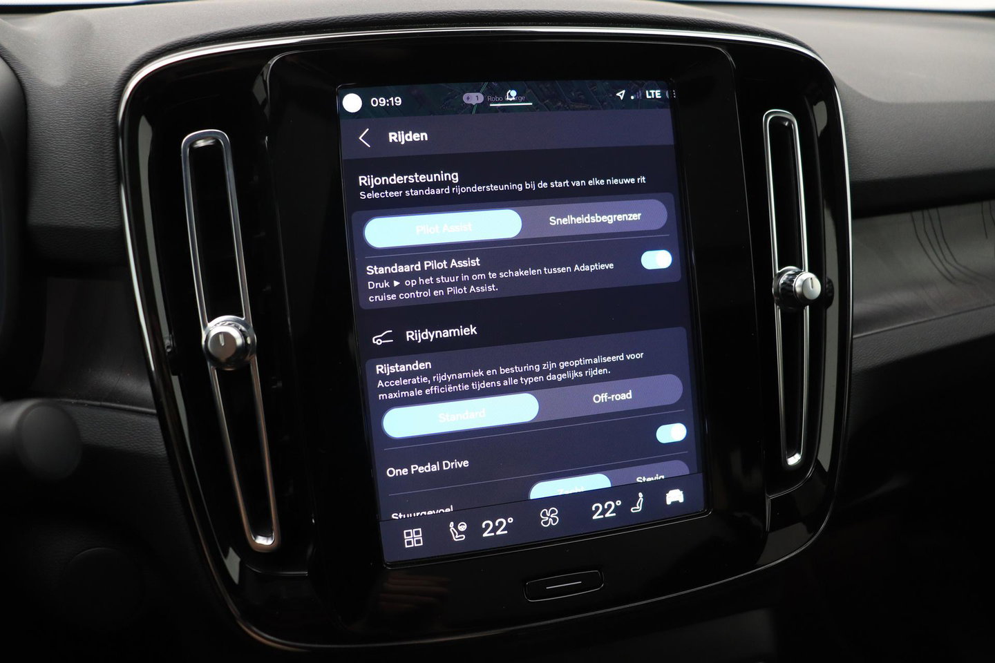 Volvo C40 Recharge Twin Plus 78 kWh | ACC | Panoramadak | Warmtepomp | Trekhaak | BLIS | Keyless | Stoel+Stuurverwarming | 19 inch