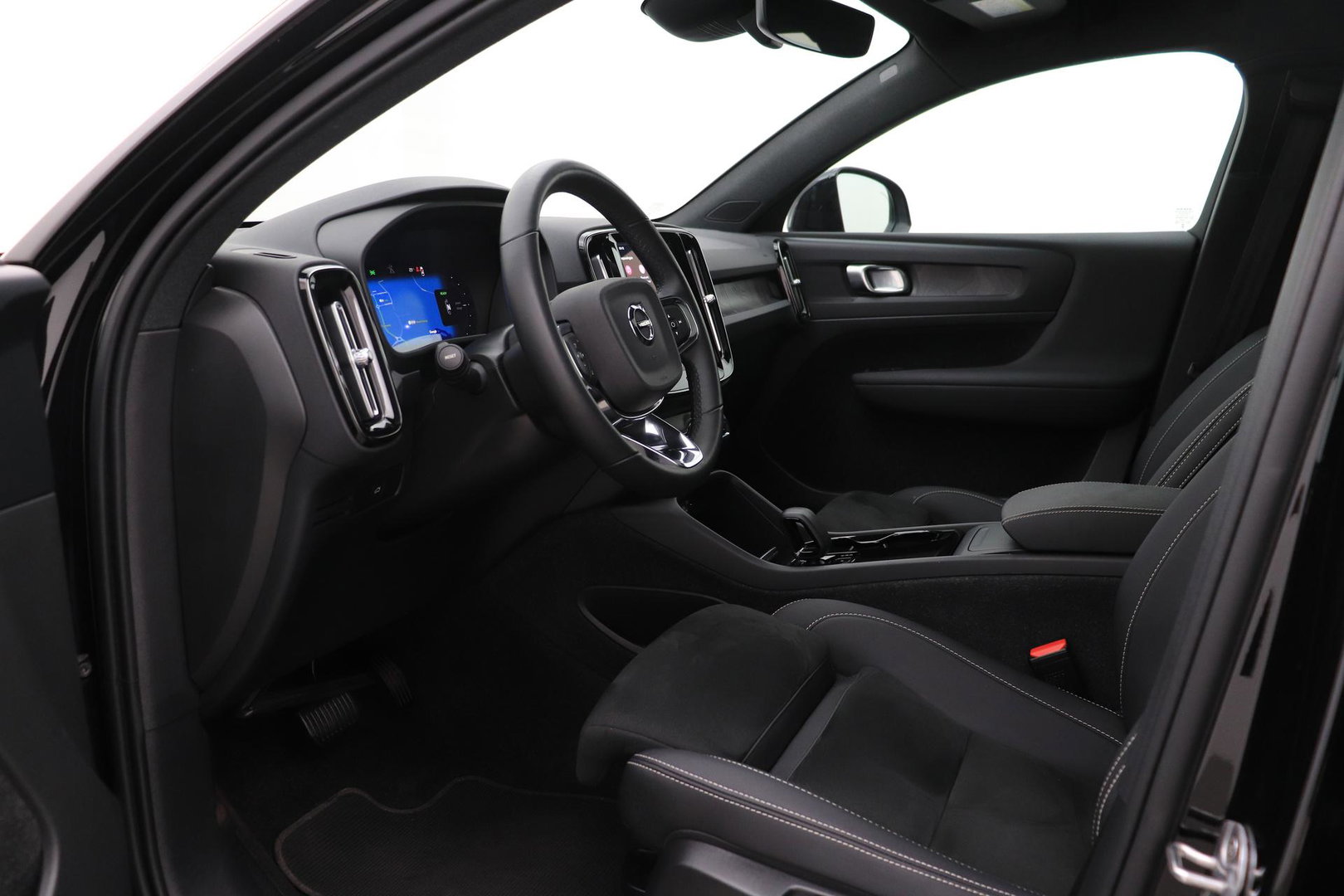 Volvo C40 Recharge Twin Plus 78 kWh | ACC | Panoramadak | Warmtepomp | Trekhaak | BLIS | Keyless | Stoel+Stuurverwarming | 19 inch