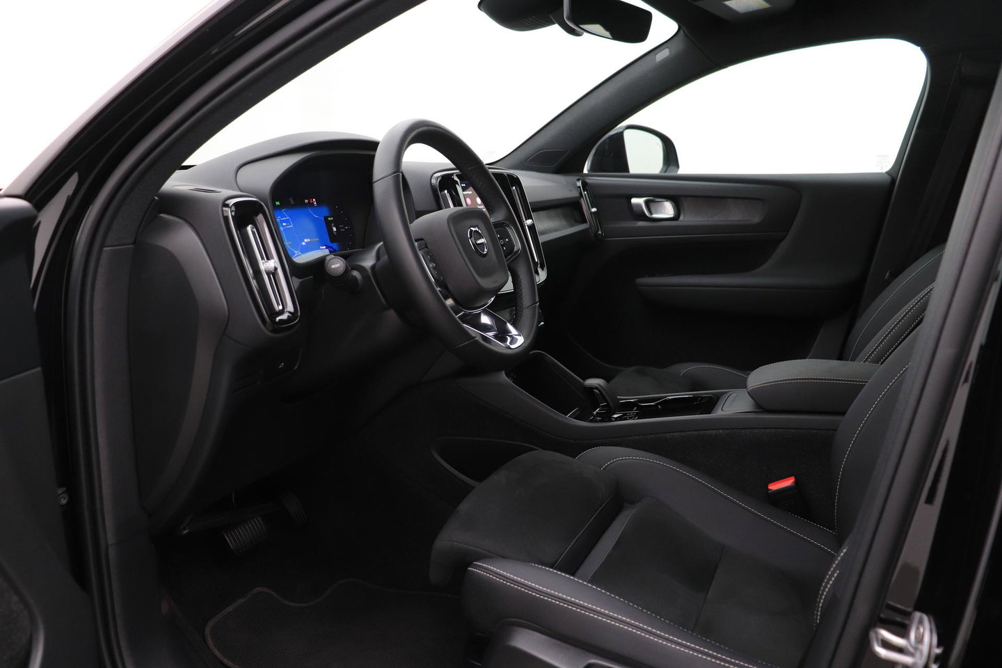 Volvo C40 Recharge Twin Plus 78 kWh | ACC | Panoramadak | Warmtepomp | Trekhaak | BLIS | Keyless | Stoel+Stuurverwarming | 19 inch