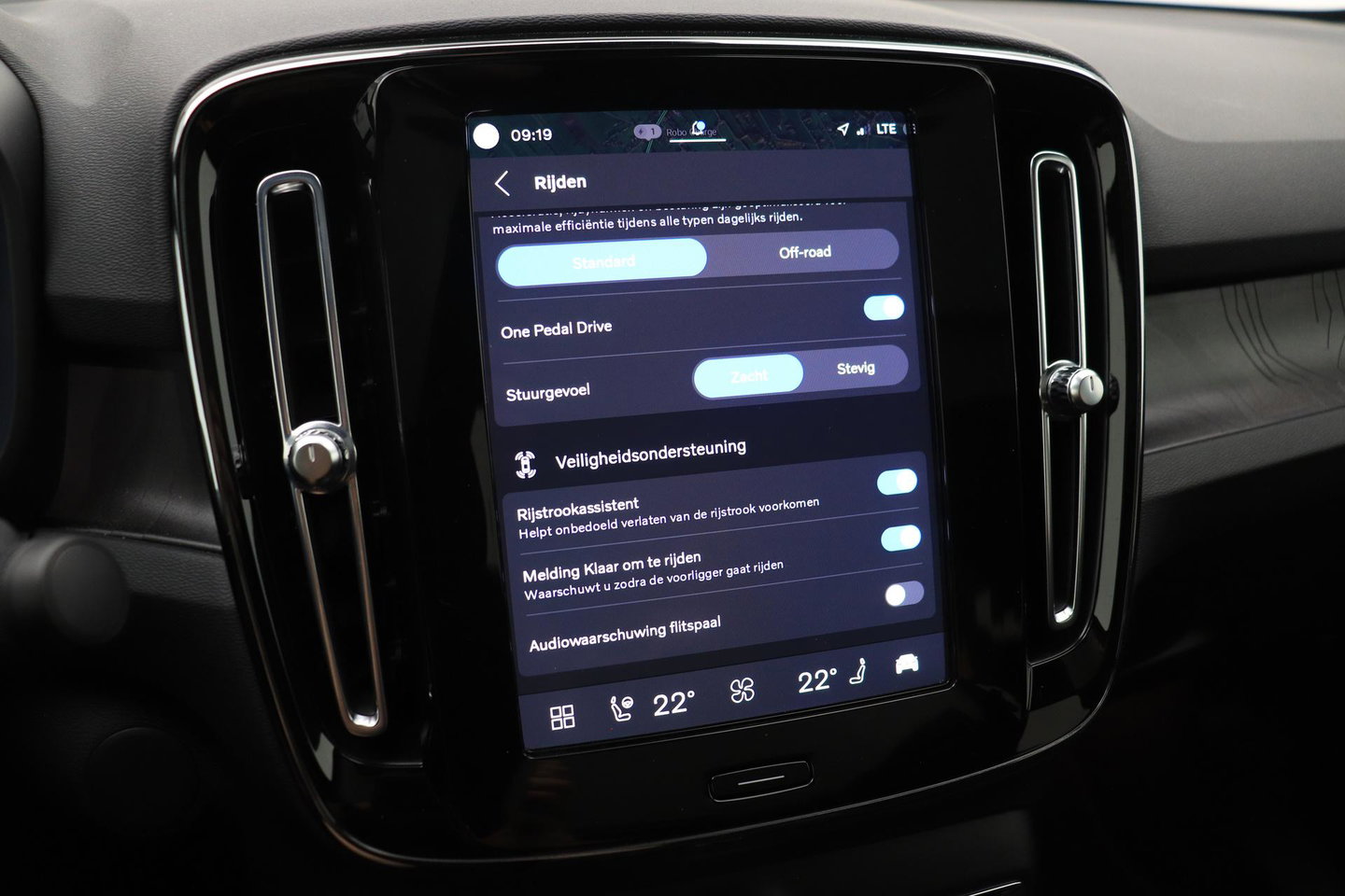 Volvo C40 Recharge Twin Plus 78 kWh | ACC | Panoramadak | Warmtepomp | Trekhaak | BLIS | Keyless | Stoel+Stuurverwarming | 19 inch