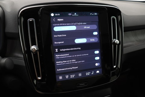 Volvo C40 Recharge Twin Plus 78 kWh | ACC | Panoramadak | Warmtepomp | Trekhaak | BLIS | Keyless | Stoel+Stuurverwarming | 19 inch