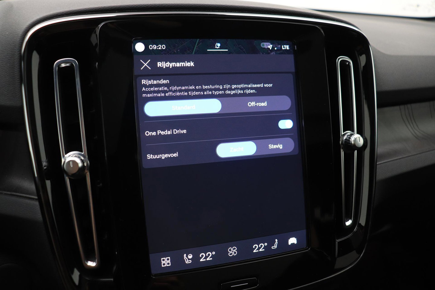 Volvo C40 Recharge Twin Plus 78 kWh | ACC | Panoramadak | Warmtepomp | Trekhaak | BLIS | Keyless | Stoel+Stuurverwarming | 19 inch