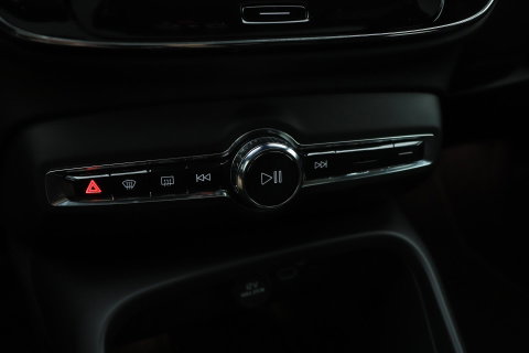 Volvo C40 Recharge Twin Plus 78 kWh | ACC | Panoramadak | Warmtepomp | Trekhaak | BLIS | Keyless | Stoel+Stuurverwarming | 19 inch