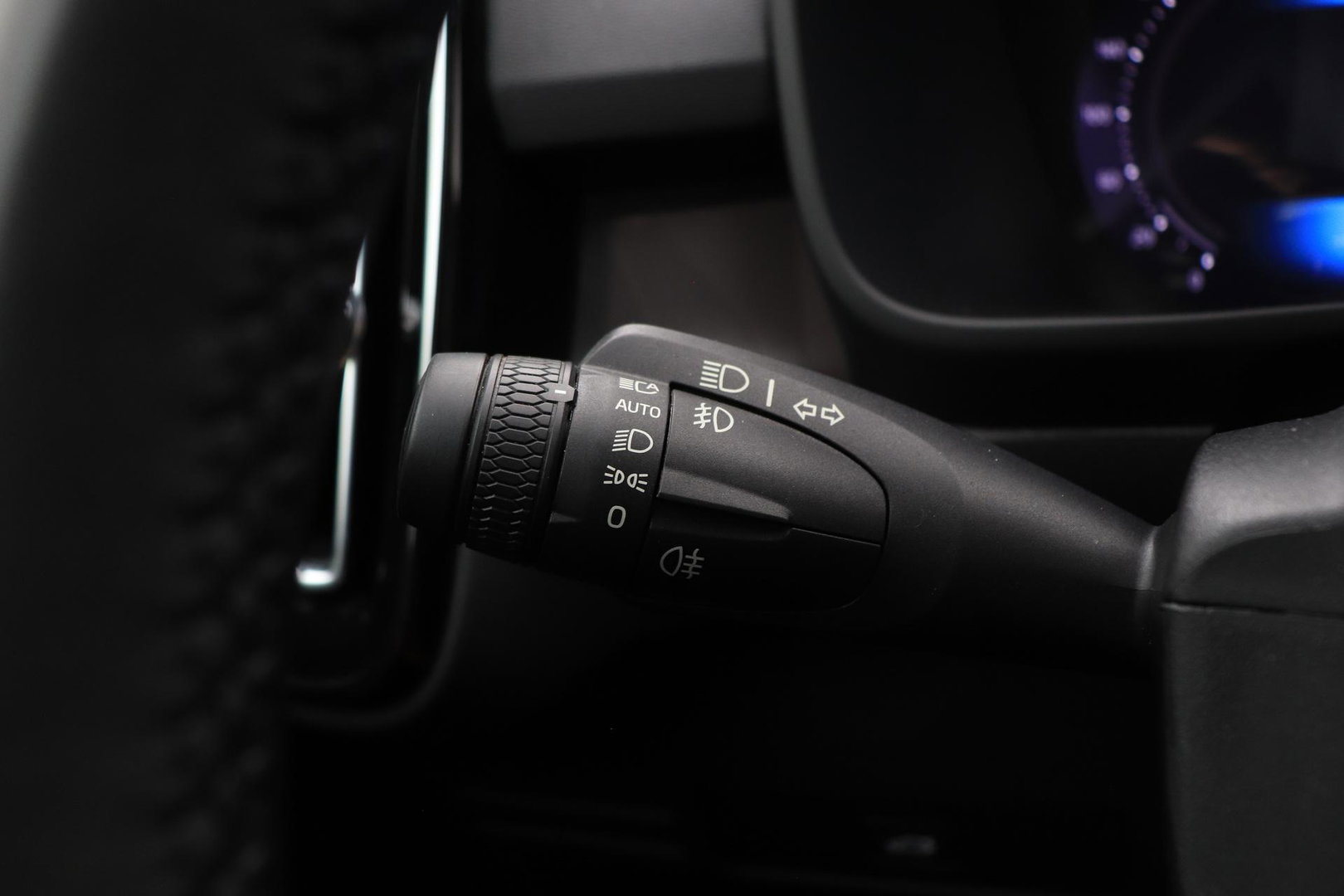 Volvo C40 Recharge Twin Plus 78 kWh | ACC | Panoramadak | Warmtepomp | Trekhaak | BLIS | Keyless | Stoel+Stuurverwarming | 19 inch