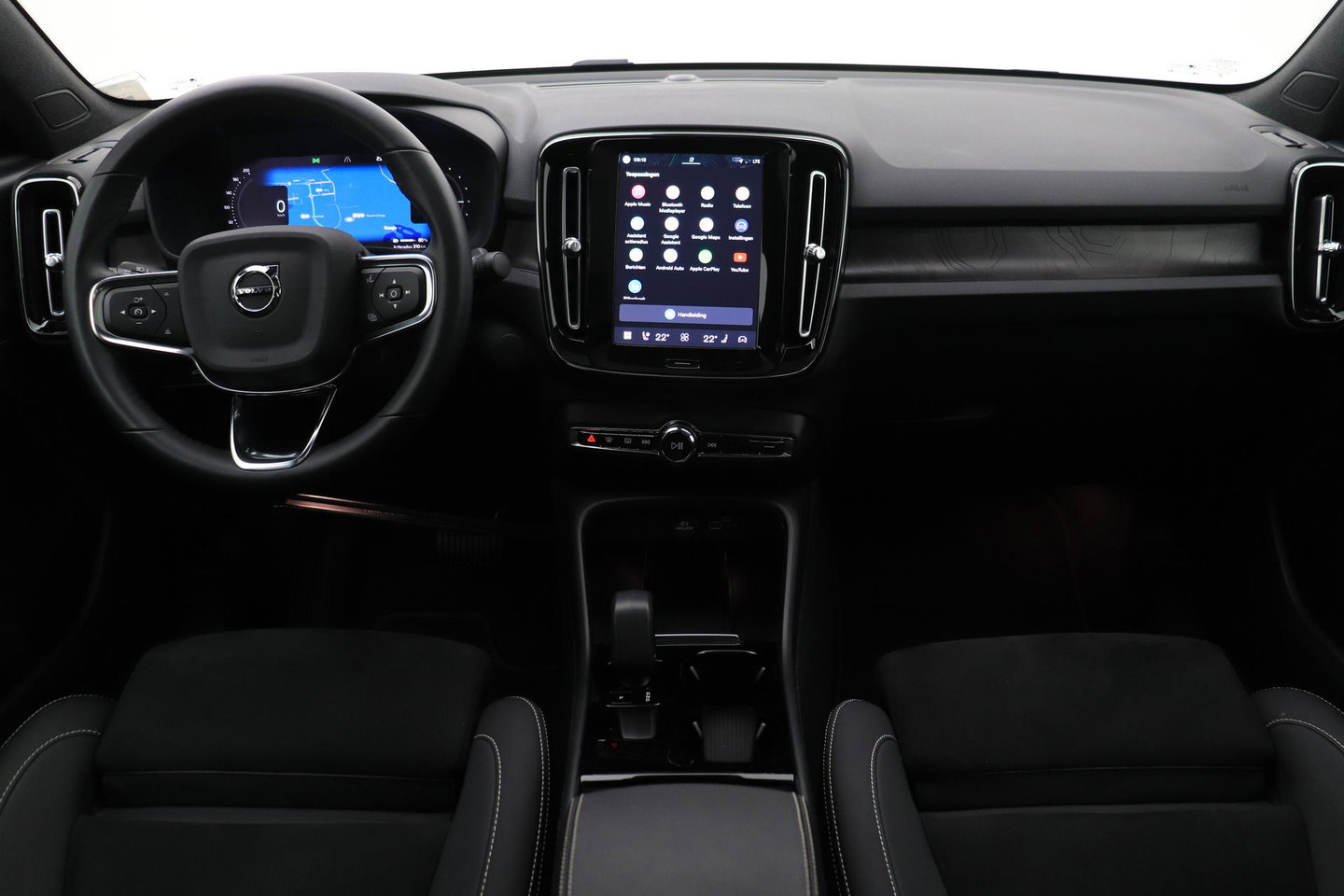 Volvo C40 Recharge Twin Plus 78 kWh | ACC | Panoramadak | Warmtepomp | Trekhaak | BLIS | Keyless | Stoel+Stuurverwarming | 19 inch