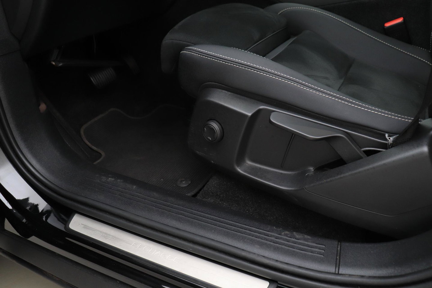 Volvo C40 Recharge Twin Plus 78 kWh | ACC | Panoramadak | Warmtepomp | Trekhaak | BLIS | Keyless | Stoel+Stuurverwarming | 19 inch