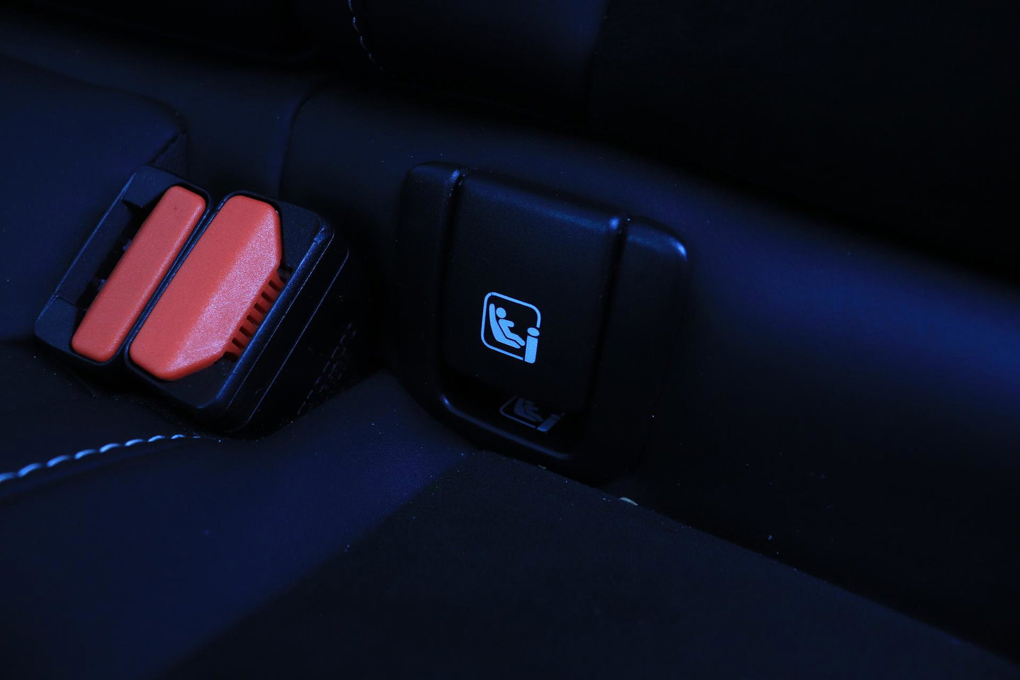 Volvo C40 Recharge Twin Plus 78 kWh | ACC | Panoramadak | Warmtepomp | Trekhaak | BLIS | Keyless | Stoel+Stuurverwarming | 19 inch