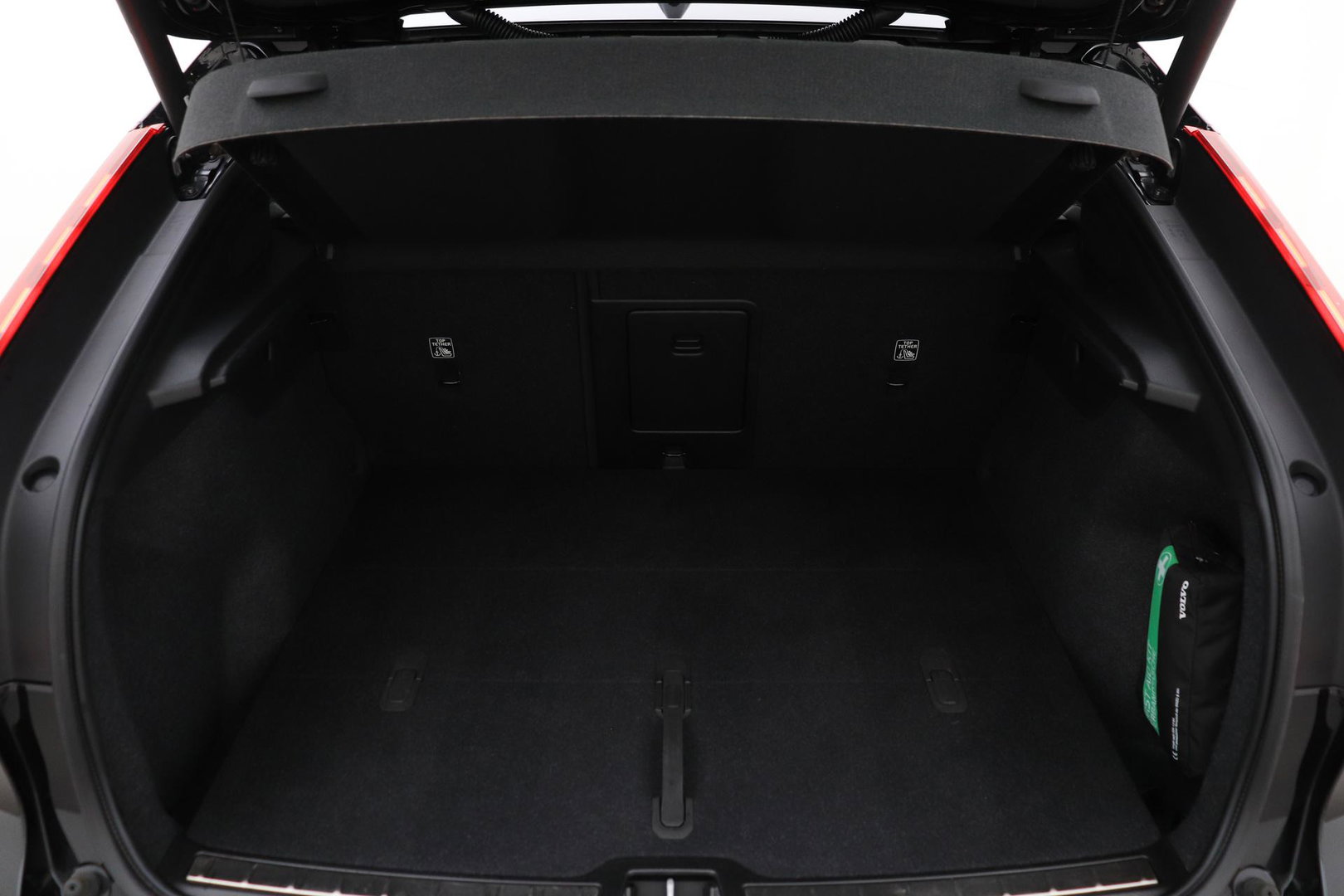 Volvo C40 Recharge Twin Plus 78 kWh | ACC | Panoramadak | Warmtepomp | Trekhaak | BLIS | Keyless | Stoel+Stuurverwarming | 19 inch
