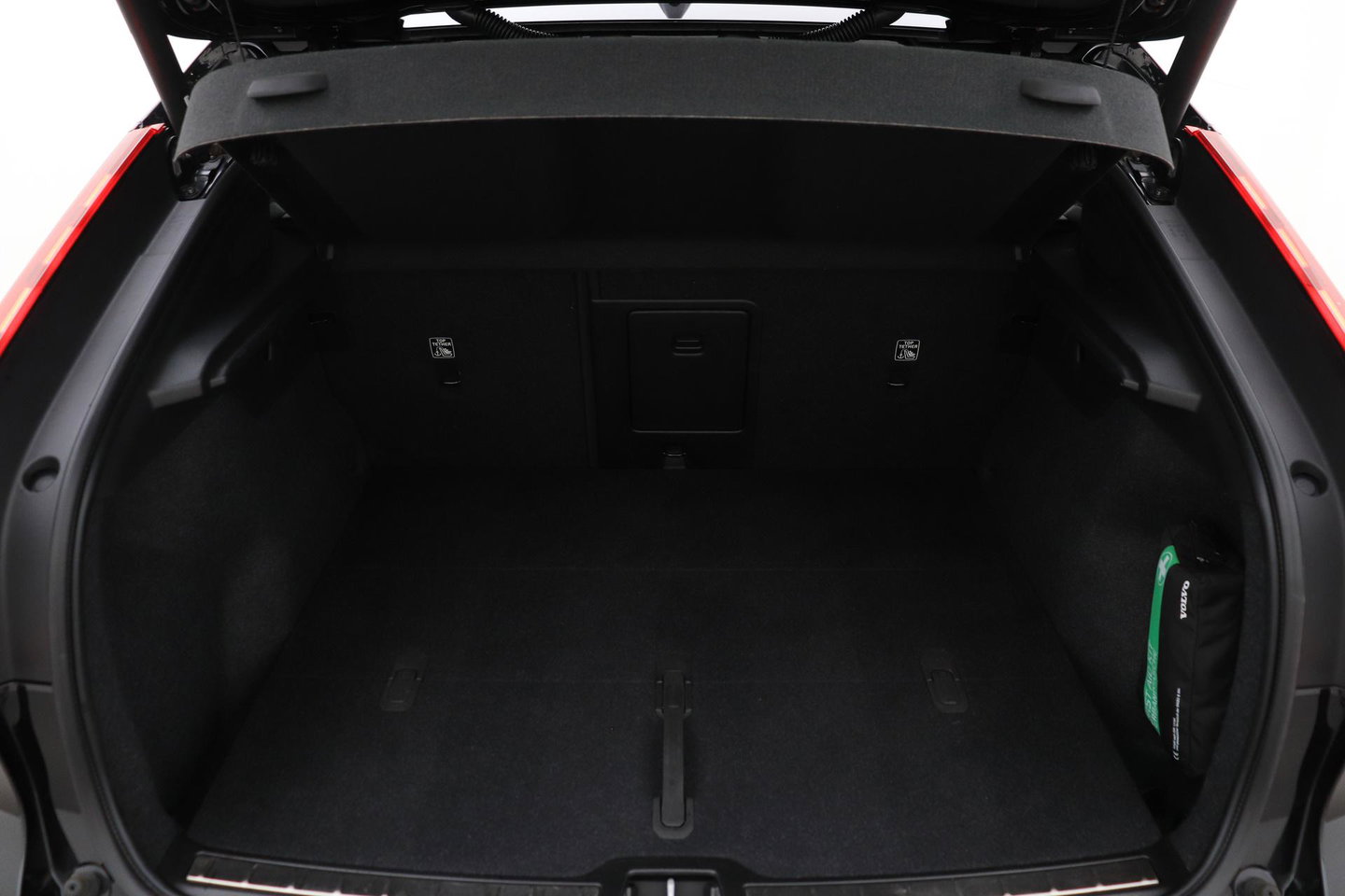 Volvo C40 Recharge Twin Plus 78 kWh | ACC | Panoramadak | Warmtepomp | Trekhaak | BLIS | Keyless | Stoel+Stuurverwarming | 19 inch